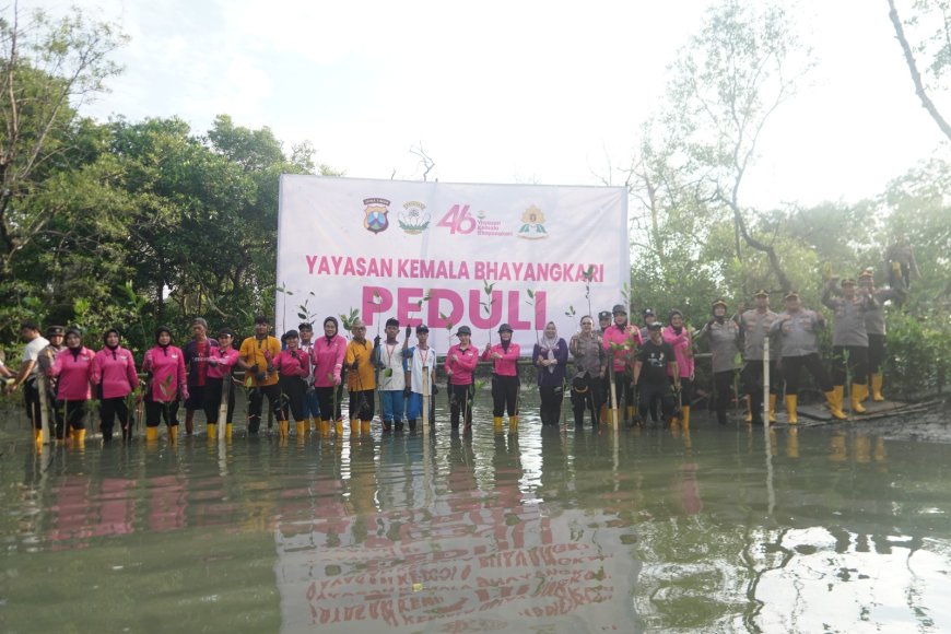 Tanam Mangrove, YKB Tanjung Perak Pulihkan Lahan Kritis