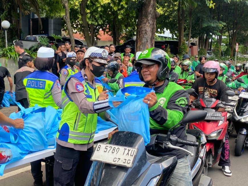 Jumat Peduli, Polda Metro Jaya Bagikan 350 Paket Sembako untuk Ojol